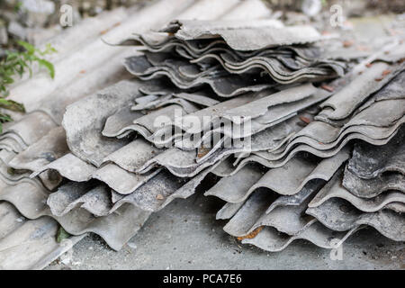 In einem alten Bauernhof in Mitteleuropa Eternit. Alte baustoffe für Dach- und Dichtungsbahnen verwendet. Jahreszeit des Sommers. Stockfoto