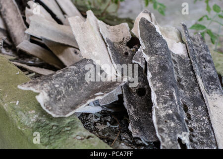 In einem alten Bauernhof in Mitteleuropa Eternit. Alte baustoffe für Dach- und Dichtungsbahnen verwendet. Jahreszeit des Sommers. Stockfoto