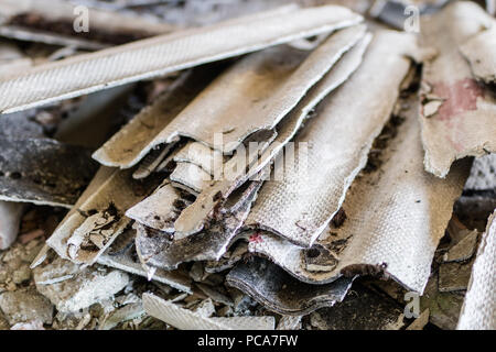 In einem alten Bauernhof in Mitteleuropa Eternit. Alte baustoffe für Dach- und Dichtungsbahnen verwendet. Jahreszeit des Sommers. Stockfoto