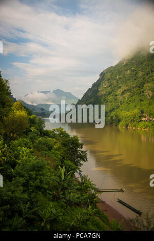 Nebligen bergen in Nong Khiaw, Laos PDR nach dem Regen. Stockfoto