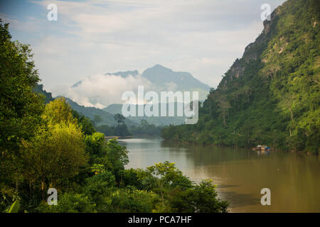 Nebligen bergen in Nong Khiaw, Laos PDR nach dem Regen. Stockfoto