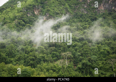 Nebligen bergen in Nong Khiaw, Laos PDR nach dem Regen. Stockfoto