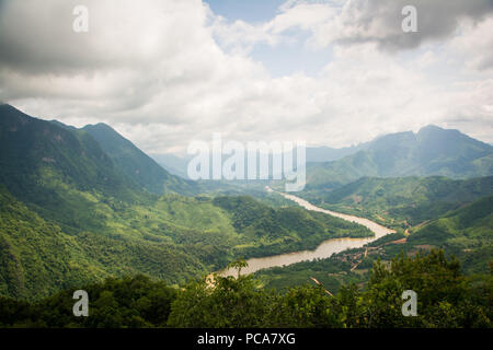 Nam Ou Fluss durch die schönen, grünen Landschaft von einem Aussichtspunkt über Nong Khiaw in der Demokratischen Volksrepublik Laos gesehen fließt. Stockfoto