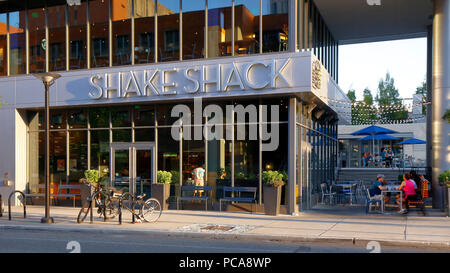 Shake Shack, 3200 Chestnut St, Philadelphia, PA. Äußere einer fast beiläufigen Burger Restaurant in der Universität Stadt Stockfoto