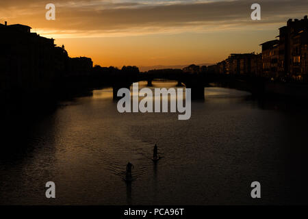 Männer mit Paddle Boards auf der Arno in Florenz rivere bei Sonnenuntergang Stockfoto