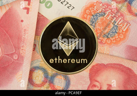 Echten Astraleums Münze auf Chinesische Yuan Rechnungen - crypto Währung in China Konzept Stockfoto