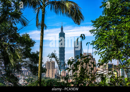 Taipei City Skyline Gebäude mitten in der Natur von Elephant Mountain in Taiwan gesehen Stockfoto