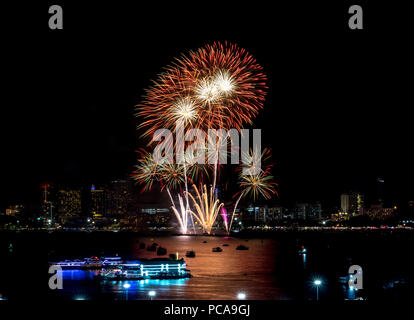 Feuerwerk erforscht über Stadtbild in der Nacht im Hafen im Pattaya. Urlaub festliche Feier Hintergrund Stockfoto