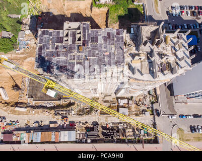 Drone Foto des neuen Gebäude im Bau mit turmdrehkrane. Antenne Top View Stockfoto