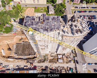 Entwicklung von neuen Wohngegend. Luftbild der Baustelle mit Kran Stockfoto