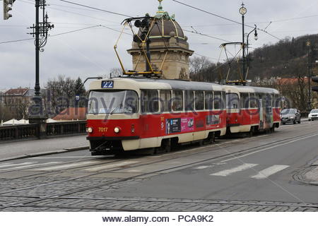 Eine Straßenbahn in Prag durch die Stadt Stockfoto