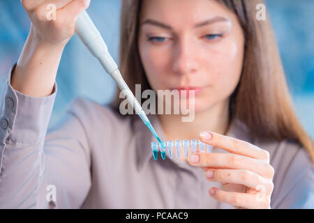 Technikerin mit Pipette in Kop für DNA die gerichtliche Prüfung Stockfoto