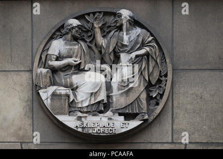 Asclepiade und Lucrece, griechische Medizin in Rom. Stein Relief am Gebäude der Faculte de Medizin Paris, Frankreich Stockfoto