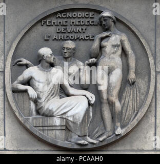 Agnodice, Ärztin vor dem Areopag. Stein Relief am Gebäude der Faculte de Medizin Paris, Frankreich Stockfoto