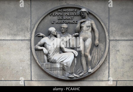 Agnodice, Ärztin vor dem Areopag. Stein Relief am Gebäude der Faculte de Medizin Paris, Frankreich Stockfoto