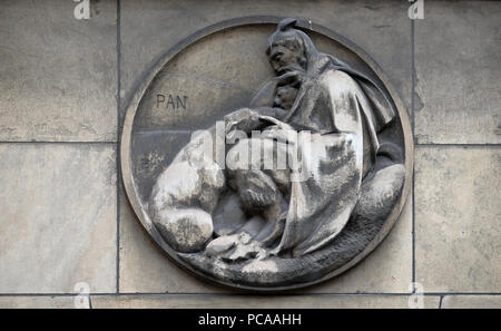 Die Geschichte von Pan, dem Gott der Wilden, Hirten und Herden. Stein Relief am Gebäude der Faculte de Medizin Paris, Frankreich Stockfoto