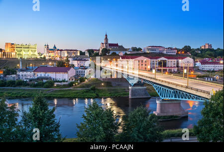 Stadtbild von Grodno in der Dämmerung mit Brücke über die Memel, Weißrussland Stockfoto