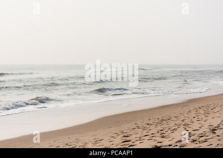 Ruhigen Wellen am Strand - Ruhiges Meer Wellen am Morgen Zeit an einem tropischen Strand. Stockfoto