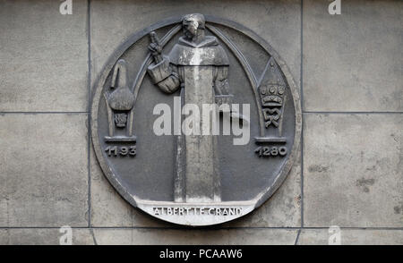 Albertus Magnus, auch wie der hl. Albert der Große, war ein deutscher katholischer Dominikanische Mönch und Bischof bekannt. Stein Relief am Gebäude der Faculte d Stockfoto