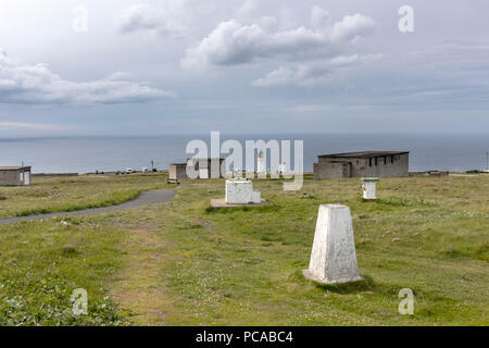 RSPB Dunnett Kopf, der nördlichste Punkt des britischen Festlandes. Trig point & WWII radar Gebäude Stockfoto