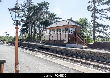 Die GWR Broadway Bereich Gruppe der Gloucestershire Warwickshire Railway Trust hat die Arbeit aufgenommen. Clearing das verlassene Ort im Jahr 2009. Mai 2018, beide pl Stockfoto