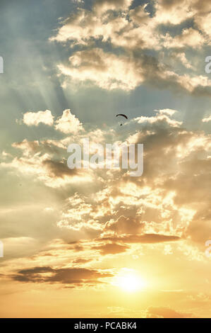 Die Silhouette eines Gleitschirm in das Licht der untergehenden Sonne Stockfoto