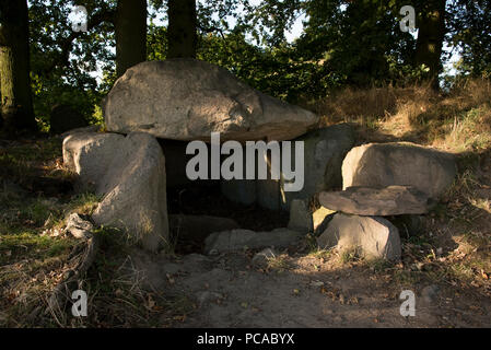 5500 Jahre alte Großsteingräber große Dolmen in der Nähe von Lancken-Granitz im Südosten der Insel Rügen in der Ostsee, im Nordosten Deutschlands. Stockfoto