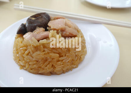Gedämpfter Klebreis mit Huhn. Chinesisches Essen Stockfoto