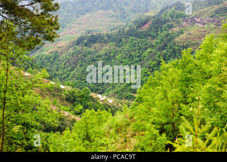 Typische Dong Dorfes, Holzhäuser, Huanggang Dong, Dong kostümierten Mädchen, Singen Studierende,, Wohnungen, Guizjou, VR China, Volksrepublik China Stockfoto