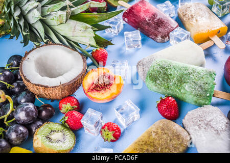 Tropische Eis Eis am Stiel mit Chia Samen und Fruchtsäfte - Ananas, Orange, Mango, Banane, Kiwi, Kokos, Trauben, Pfirsich, erdbeere, Kopie Raum Stockfoto