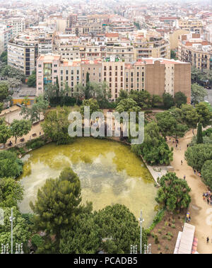 Blick auf Barcelona von der Sagrada Familia, der mit dem grünen Teich auf der Plaza de Gaudi (Gaudi) vor der Kirche und die Bäume Stockfoto