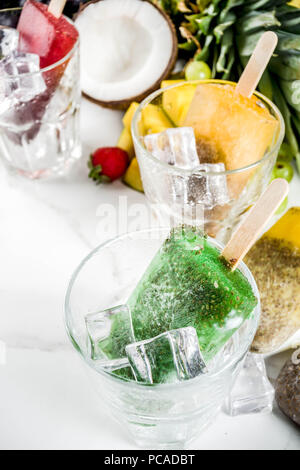 Tropische Eis Eis am Stiel mit Chia Samen und Fruchtsäfte - Ananas, Orange, Mango, Banane, Kiwi, Kokos, Trauben, Pfirsich, erdbeere, Kopie Raum Stockfoto