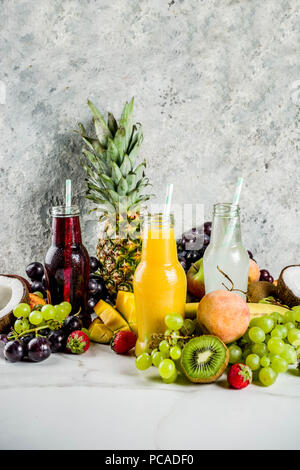 Verschiedene Fruchtsäfte Smoothies-konzept, Sommer Vitamine Diät, mit tropischen Früchten und Beeren auf hellem Hintergrund, Stockfoto