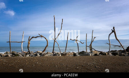 Hokitika Küste und Zeichen aus Treibholz, Hokitika, Westküste der Südinsel, Neuseeland, Pazifische Stockfoto