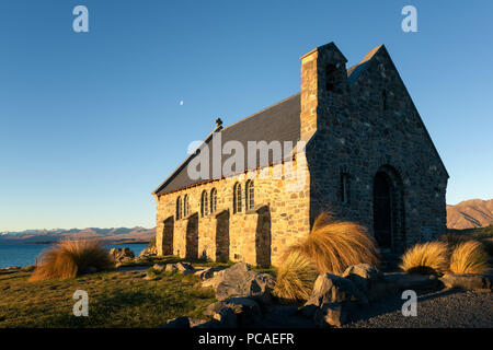 Kirche des Guten Hirten bei Sonnenuntergang, Lake Tekapo, Mackenzie Distrtict, Region Canterbury, Südinsel, Neuseeland, Pazifische Stockfoto