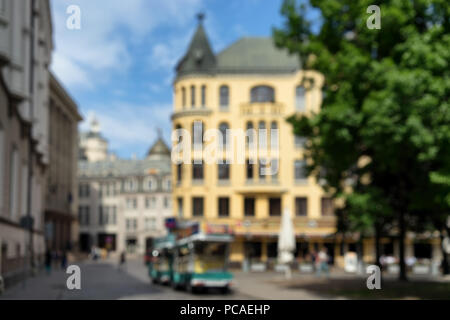 Das Haus mit Katzen auf dem Dach eines blauen Himmel auf den Bereich Liv mit grünen Bäumen in Riga. Verschwommen Stockfoto