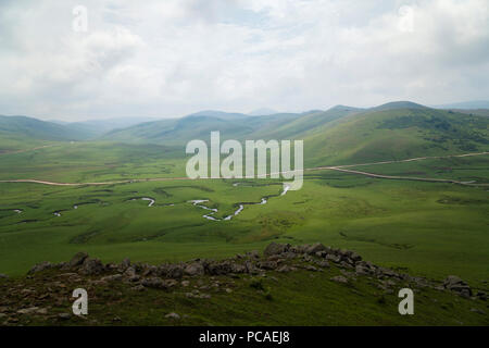 Schlängelnden Bach mit Berge und Wolken bei persembe Plateau in Ordu, Türkei. Es gibt wunderschöne Fluss Kurven in diesem Plateau. Stockfoto