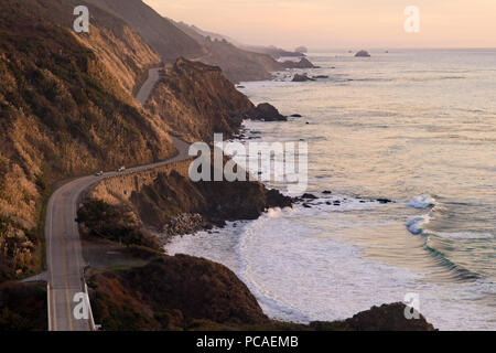 Die Pacific Coast Highway Highway One im Pfeiffer Big Sur State Park zwischen Los Angeles und San Francisco in Kalifornien, USA, Nordamerika Stockfoto