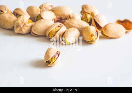 Close Up Gruppe von trockenen, frischen und große rohe Pistazien in der Schale isoliert auf weißem Hintergrund, selektiver Fokus Stockfoto