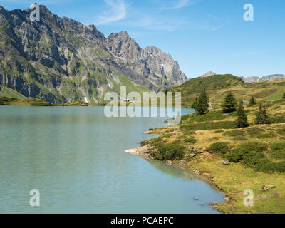 Blick auf die Berge und Trubsee, einem natürlichen See in der Nähe von Engelberg, Schweizer Alpen, Schweiz, Europa Stockfoto