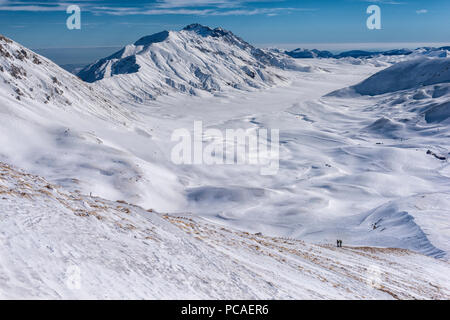 Wanderer auf dem Campo Imperatore Plateau im Winter, Gran Sasso e Monti della Laga, Abruzzen, Apennin, Italien, Europa Stockfoto