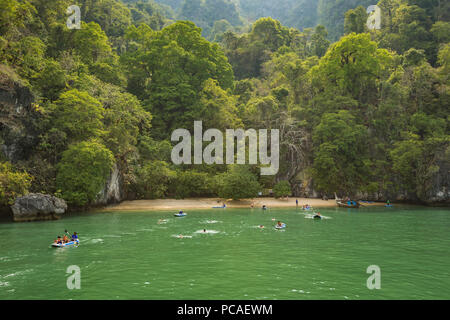 Kajakfahren auf eine einsame Insel in der Andaman Sea, Thailand, Südostasien, Asien Stockfoto