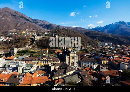 Castelgrande und La Collegiata Kirche St. Peter und Stephan, Weltkulturerbe der UNESCO, Bellinzona, Tessin, Schweiz, Europa Stockfoto