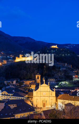 Castelgrande und La Collegiata Kirche St. Peter und Stephan, Weltkulturerbe der UNESCO, Bellinzona, Tessin, Schweiz, Europa Stockfoto