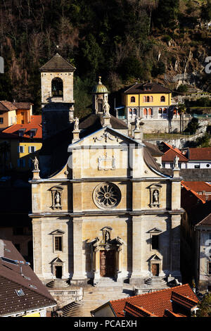 Castelgrande und La Collegiata Kirche St. Peter und Stephan, Weltkulturerbe der UNESCO, Bellinzona, Tessin, Schweiz, Europa Stockfoto