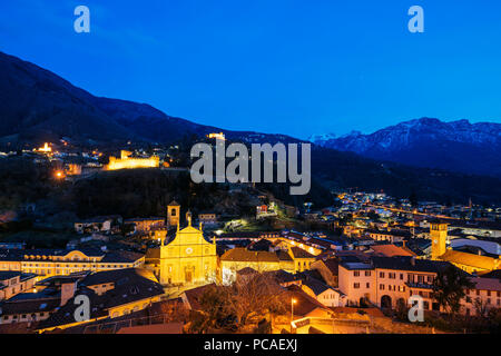 Castelgrande und La Collegiata Kirche St. Peter und Stephan, Weltkulturerbe der UNESCO, Bellinzona, Tessin, Schweiz, Europa Stockfoto