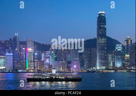 Star Ferry in Victoria Hafen bei Dämmerung, Hong Kong Island, Hong Kong, China, Asien Stockfoto