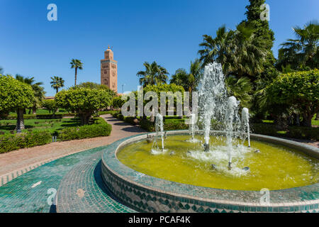 Blick auf die Koutoubia Moschee und Brunnen im Parc Lalla Hasna tagsüber, Marrakesch, Marokko, Nordafrika, Afrika Stockfoto