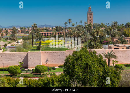 Ansicht der Koutoubia Moschee und der Stadtmauer tagsüber, Marrakesch, Marokko, Nordafrika, Afrika Stockfoto