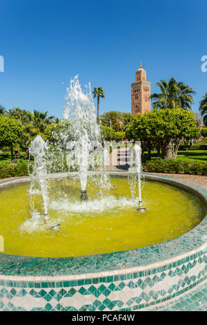 Blick auf die Koutoubia Moschee und Brunnen im Parc Lalla Hasna tagsüber, Marrakesch, Marokko, Nordafrika, Afrika Stockfoto